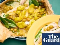 Alice Zaslavsky cabeza plana horneada en papel con patatas asadas y pimientos – receta | Pez