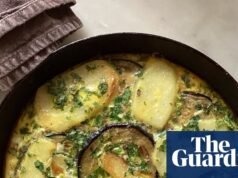 Receta de Rachel Roddy de tarta florentina con patatas, berenjenas y hierbas | Alimento