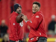 Patrick Mahomes publica un video de él mismo lanzando, aproximadamente 4 meses después de romperse el ligamento anterior cruzado izquierdo