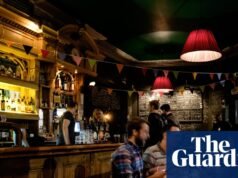 Comparta su opinión sobre si se debería permitir la entrada de niños a los pubs | Anuncios