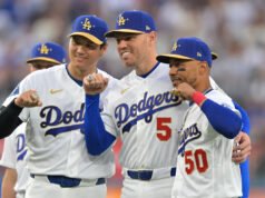 Los Dodgers entregan anillos de Serie Mundial, con tierra del Juego 7 del estadio de los Azulejos