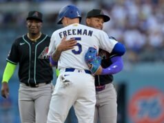 Freeman de los Dodgers se ríe del abrazo de Marte