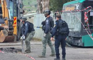 Dos heridos después de que un fragmento de cohete de Hezbollah impactara en un autobús en Kiryat Shmona