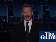 Jimmy Kimmel sobre el nuevo premio Trump de Mike Johnson: ‘Casi puedes sentir su columna saliendo de su cuerpo’ | Resumen de televisión nocturna
