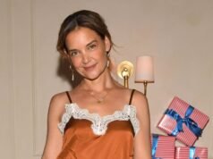 Katie Holmes cambió sus jeans por este cómodo look de falda de satén