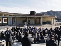 Japón conmemora 15 años desde el desastre del tsunami mientras el primer ministro alienta un mayor uso de la energía nuclear