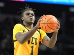 La estrella de VCU, Nyk Lewis, abandona el partido del torneo de la NCAA contra Illinois solo 1 minuto después de torcerse el tobillo