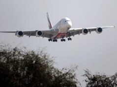 Primer vuelo del gobierno británico que sale de Medio Oriente y más planeados