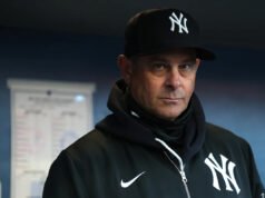 Los Yankees cuestionan correctamente 5 llamadas perdidas consecutivas en la derrota ante los Marineros; Aaron Boone y el árbitro Mike Estabrook intercambian palabras