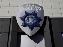 Un hombre irrumpe en la sede de la policía de Oakland y roba una radio antes de ser arrestado – The Mercury News
