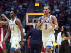 Bill Self, de Kansas, lamenta una estrategia de faltas descuidada y una defensa tardía en la derrota de último segundo ante St. John’s: “Ojalá le hubiera dejado aguantar”