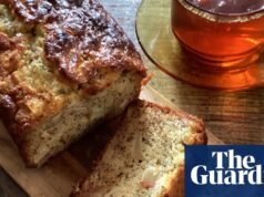 Receta de Rachel Roddy de bizcocho de manzana, miel y semillas de amapola | Pastel