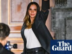 El resurgimiento de Victoria Beckham muestra trajes de pantalón y vestidos de noche en el desfile de París | Victoria Beckham