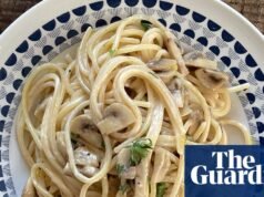 Receta de Rachel Roddy de espaguetis con champiñones, queso tierno y hierbas | Alimento