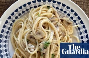 Receta de Rachel Roddy de espaguetis con champiñones, queso tierno y hierbas | Alimento