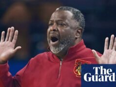 Entrenador de baloncesto de Tuskegee que fue esposado por la policía después de que se presentara una demanda por valor de un millón de dólares | baloncesto universitario