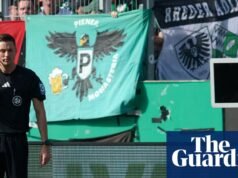 Un aficionado enmascarado desconecta el monitor VAR del árbitro durante una supuesta protesta “planificada” en Alemania | Videoárbitro asistente (VAR)