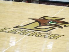 March Madness 2026: Lehigh sorprende a Holy Cross con un toque de timbre en media cancha en el torneo Patriot League
