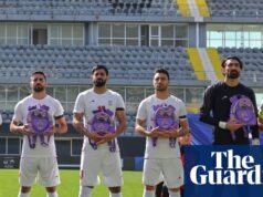 Futbolistas iraníes sostienen mochilas escolares en memoria de las niñas muertas en los atentados | Irán