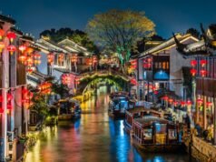La “Venecia del Este” de China es una histórica ciudad con canales cerca de Shanghai, con puentes arqueados y canales iluminados con linternas.
