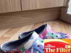 Escúchame: los Fuzzy Crocs son los zapatos de casa que no tienes pero que absolutamente necesitas | vida y estilo