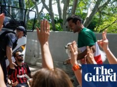 Manifestantes intentan bloquear el autobús mientras el equipo de fútbol femenino iraní sale del hotel de Gold Coast – vídeo