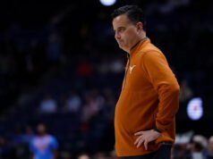 El entrenador de Texas, Sean Miller, le grita a su asistente por casi arruinar el timbre del equipo al irrumpir en la cancha demasiado pronto.