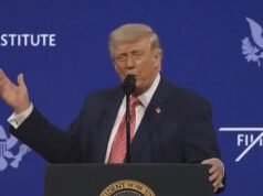 El presidente Trump dice inexplicablemente que la gente puede preguntarle sobre sexo