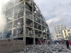 Edificio escolar destruido en ataque aéreo en el centro de Irán