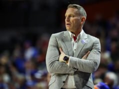 Bajo el encanto campechano de Nate Oats, el entrenador de Alabama juega el juego de la influencia en un mercado de entrenadores de alto riesgo.
