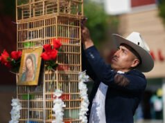 Estos hombres cargan torres de pájaros por las calles de México. Dicen que su tradición está desapareciendo.