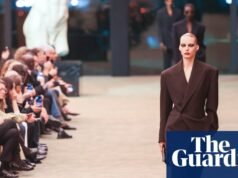 YSL ilumina el desfile de la semana de la moda de París con el regreso del traje Le Smoking | Semana de la moda de París