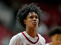 Según los informes, las autoridades encontraron 2,1 libras de marihuana y otra parafernalia de drogas en el apartamento de Aden Holloway.