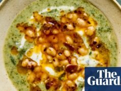 Sopa borani de acelgas, fácil y rápida de Rukmini Iyer con yogur, ajo crujiente y frijoles – Receta | Comida y bebida del Medio Oriente