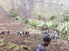 Al menos 80 muertos y 125 desaparecidos después de que las fuertes lluvias provocaran devastadores deslizamientos de tierra que dejaron a las personas enterradas en el barro