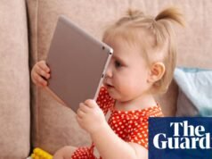 Tres cuartas partes de los niños de nueve meses en Inglaterra pasan “tiempo frente a una pantalla diariamente” | salud de los niños