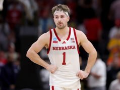 Nebraska tenía solo 4 defensores en la cancha cuando Iowa logró la victoria del Sweet 16 con un tiro tardío.