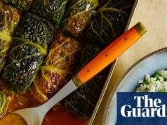 Receta de Thomasina Miers de col rellena de vino blanco y escabeche, mantequilla de eneldo y arroz con guisantes | Alimento