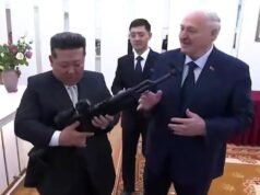 El líder bielorruso regala un rifle a Kim de Corea del Norte mientras firman un tratado de amistad