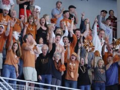 Campeonato masculino de natación y saltos de la NCAA: Texas gana títulos consecutivos de la NCAA, 17º en la historia del programa