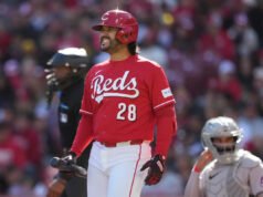 El 3B de los Rojos, Eugenio Suárez, utiliza el desafío ABS para contrarrestar las llamadas consecutivas del árbitro CB Bucknor