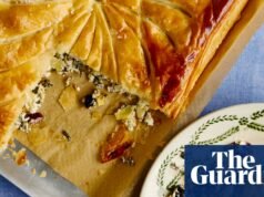 Receta fácil y rápida de Rukmini Iyer de alcachofas, aceitunas y queso feta pithivier | Alimento
