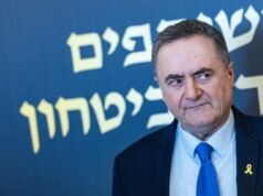 Israel Katz contradice a las FDI y amenaza con una invasión masiva del Líbano después del bloqueo de carretera de Hezbollah