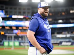 Los Azulejos extienden al manager John Schneider y al gerente general Ross Atkins después de su aparición en la Serie Mundial