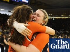 Torneo femenino de la NCAA: Kymora Johnson se eleva mientras Virginia sorprende al No. 2 Iowa en doble tiempo extra | baloncesto universitario