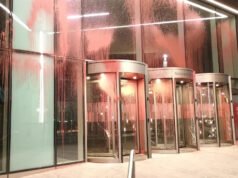 Oficinas bancarias vandalizadas con pintura roja en señal de protesta