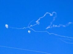 El lanzamiento de cohetes de Hezbolá activa sirenas en Tel Aviv; se reportan impactos en áreas abiertas sin heridos