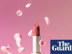 Sali Hughes sobre la belleza: desde el rubor hasta el lápiz labial y la sombra de ojos, un toque de morado fresco agrega brillo | Constituir