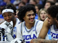 Skyy Clark de UCLA pierde un diente en una lucha por la pelota, regresa para realizar un tiro libre tardío en el hielo en la victoria del Torneo de la NCAA sobre la UCF