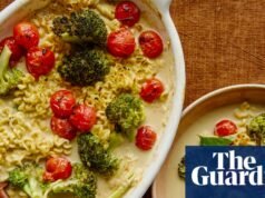 Receta rápida y fácil de Georgina Hayden para un plato de fideos asados picantes | Alimento